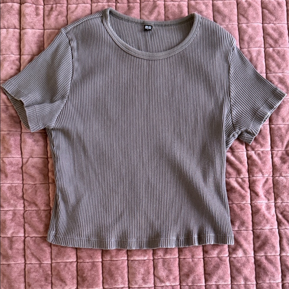 Women’s Uniqlo Ribbed Short Sleeve Top in Gray Medium